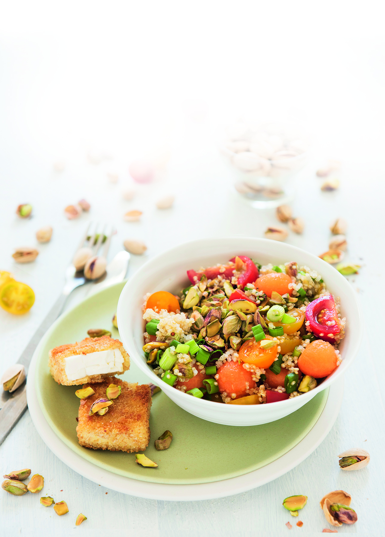 Bunter Quinoa-Salat mit Melone, Pistazien und paniertem Feta
